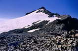 Couverture neigeuse pourrie sur le Glacier oriental du Montier en juillet