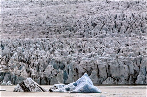 Des icebergs dtachs d'une langue du glacier islandais le Vatnajkull se dplacent vers la mer en juillet 2006