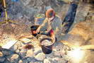 Mines d'argent du Fournel - Tamisage et tri du minerai récolté - Cliquer sur la photo pour l'agrandir