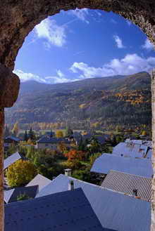 Vallouise - Les toits et l'école du village