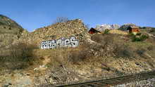 Les Vigneaux - Le Mur des Vaudois tagué