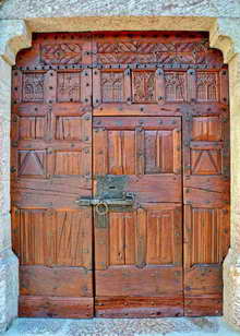 Vallouise - Porte restaurée de l'Église Saint-Étienne