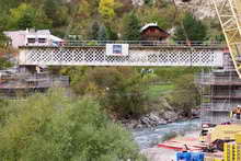 L'Argentière-la-Bessée - Spectaculaire dépose du tablier du pont SNCF du Plan d'Ergue