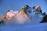 Massif des Écrins - Lever de soleil sur le Mont Pelvoux (3946 m)